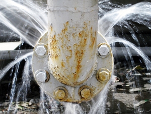 A water pipe spraying water due to water hammer, causing sudden pressure surge and resulting in leakage.